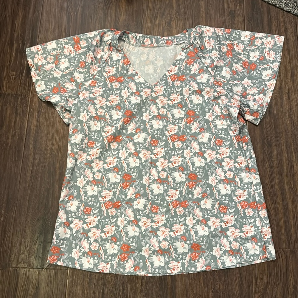 Short sleeve size large floral shirt